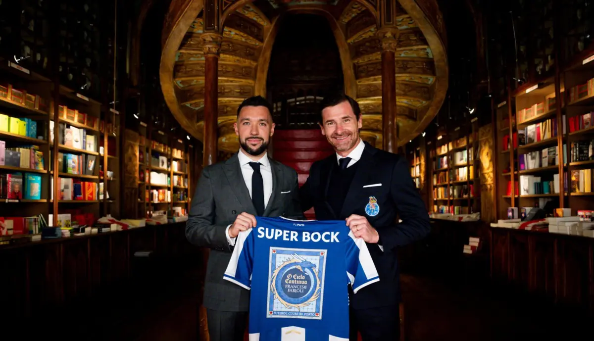 Francesco Farioli e André Villas-Boas selaram a renovação na icónica Livraria Lello, na cidade Invicta