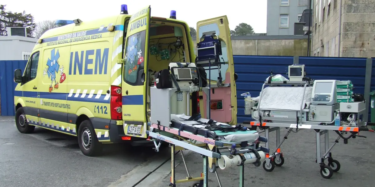 Bebé de sete meses foi transportado numa ambulância especial