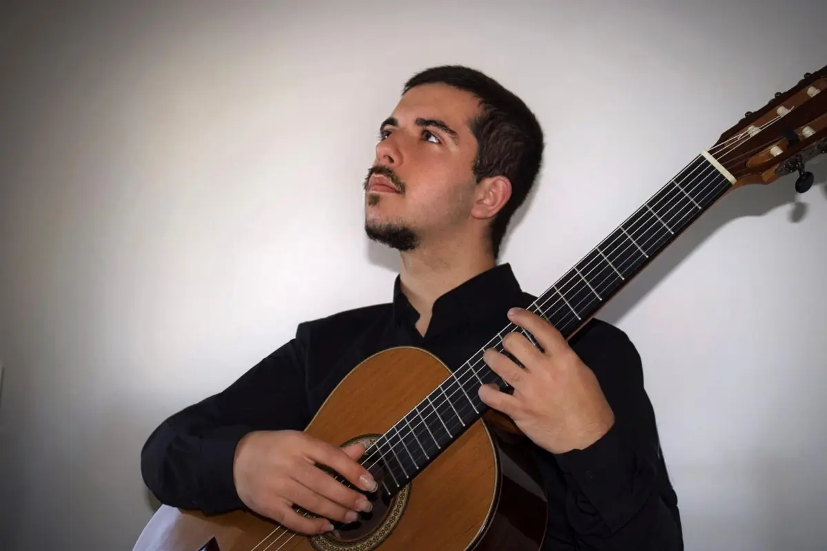 Imagem de contexto do artigo Rumo a Madrid com um sonho e uma guitarra clássica