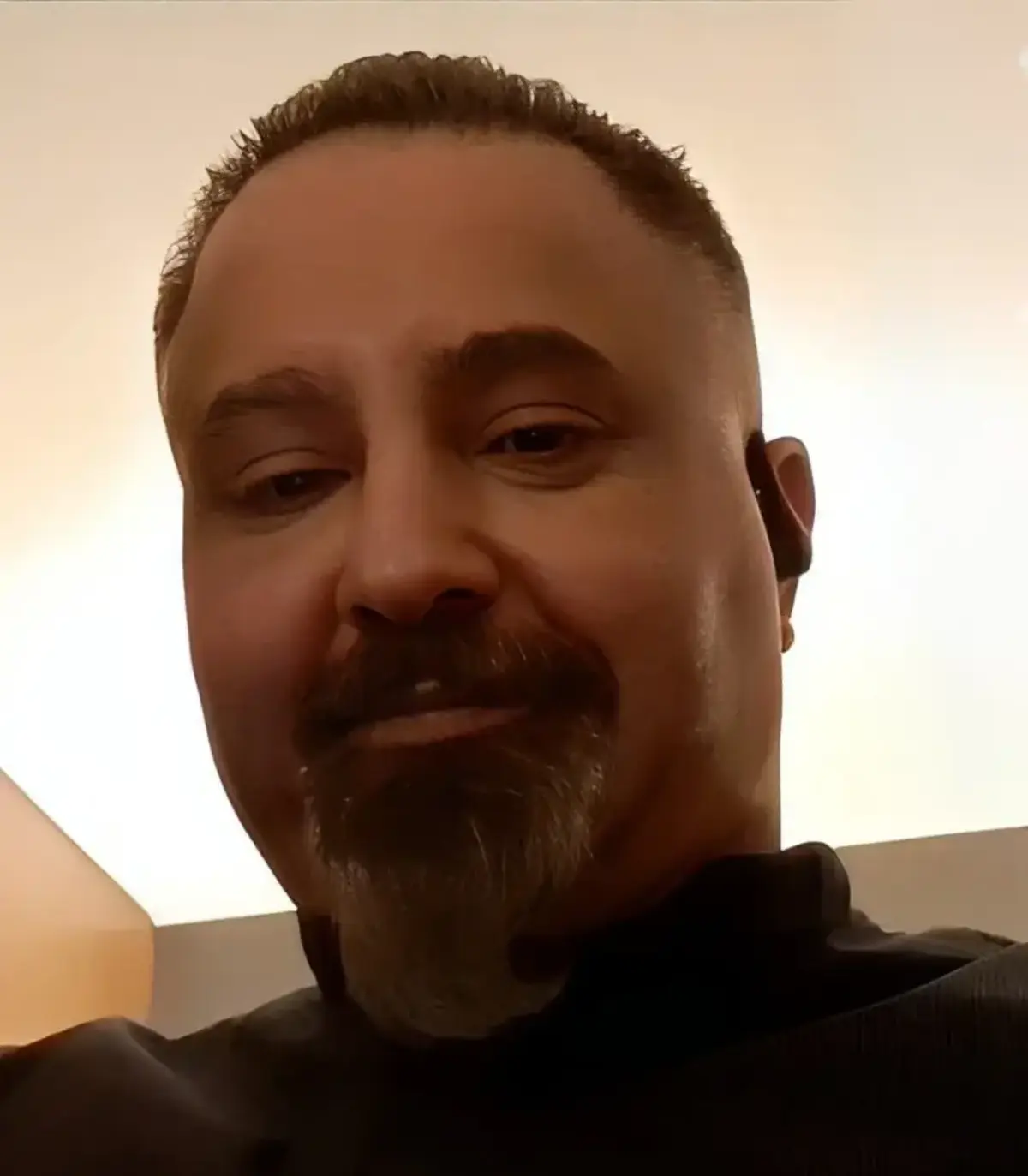 A captura de ecrã mostra o médico Taleb A. durante uma entrevista em que se revelou um crítico do Islão