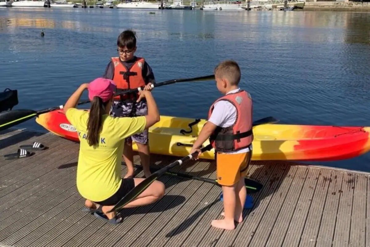 Monitores tratam de ensinar as crianças no programa Vila Marés