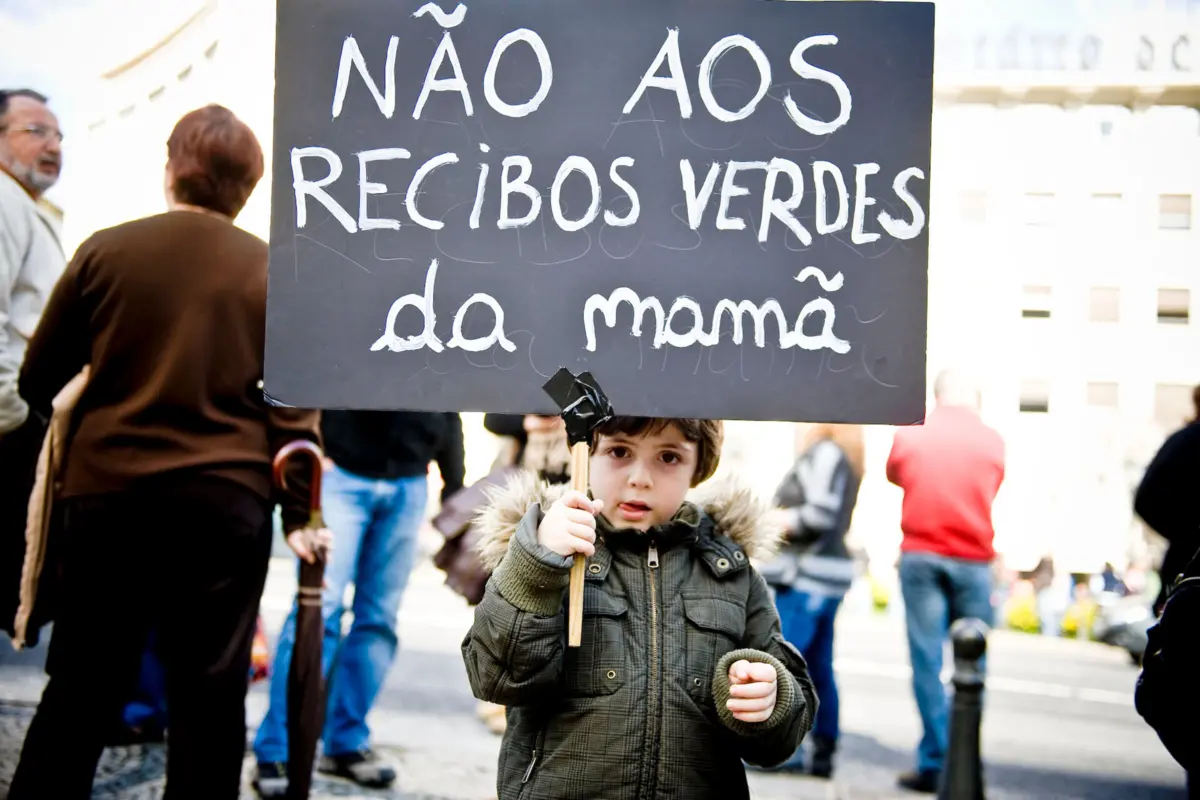 Jovens queixam-se que ganham mal, muitos procuram um segundo emprego e não conseguem constituir família