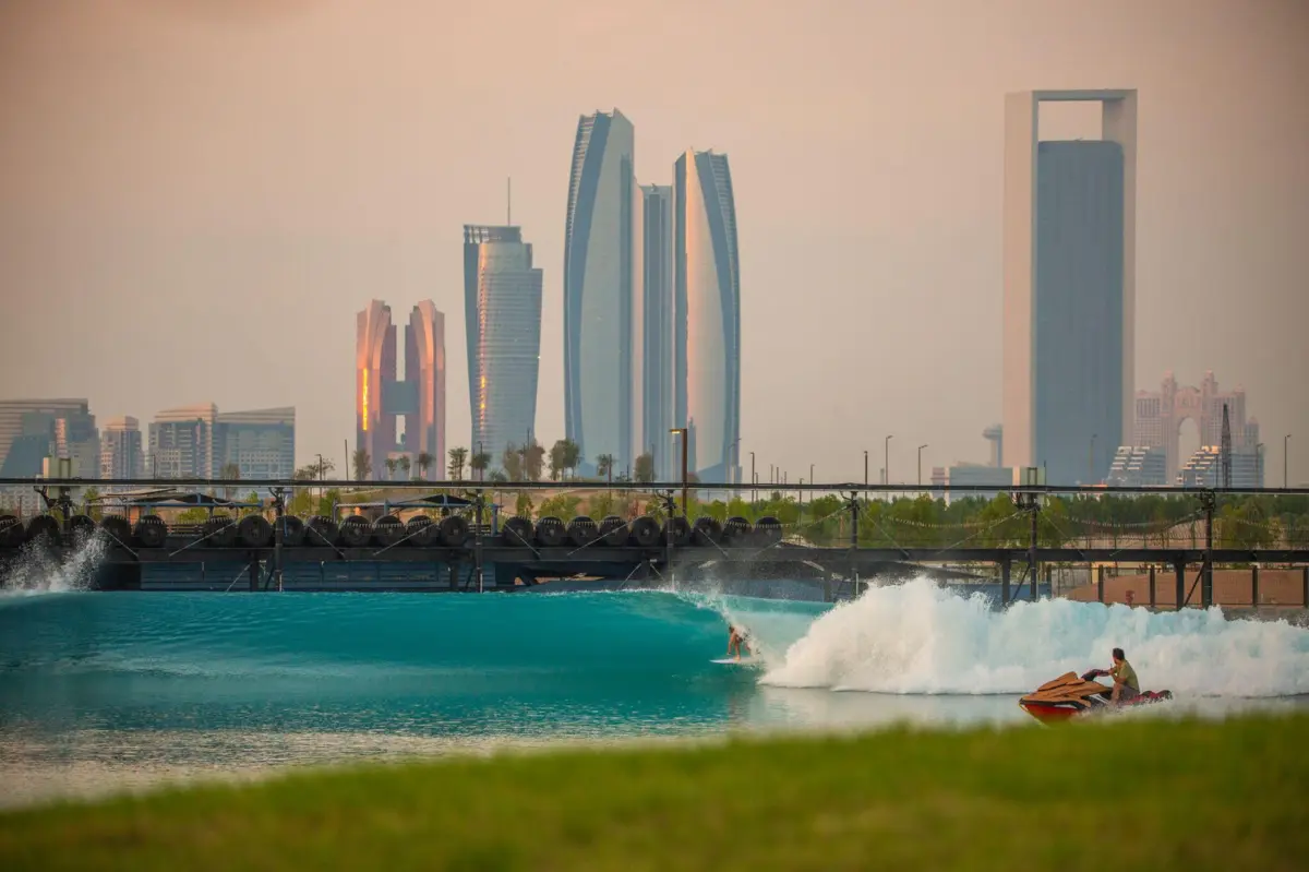 Piscina de ondas artificiais em Abu Dhabi
