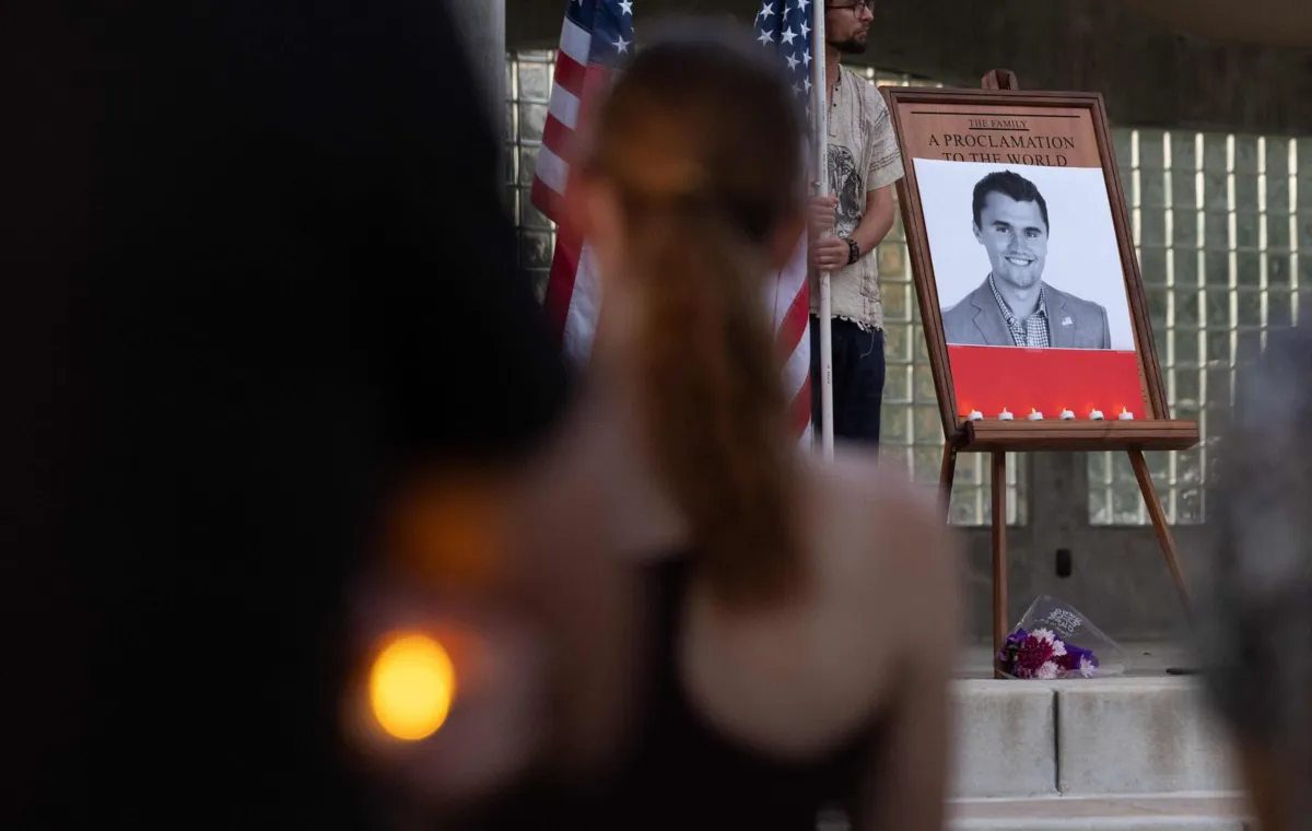 Charlie Kirk foi assassinado a tiro durante um debate ao ar livre numa universidade