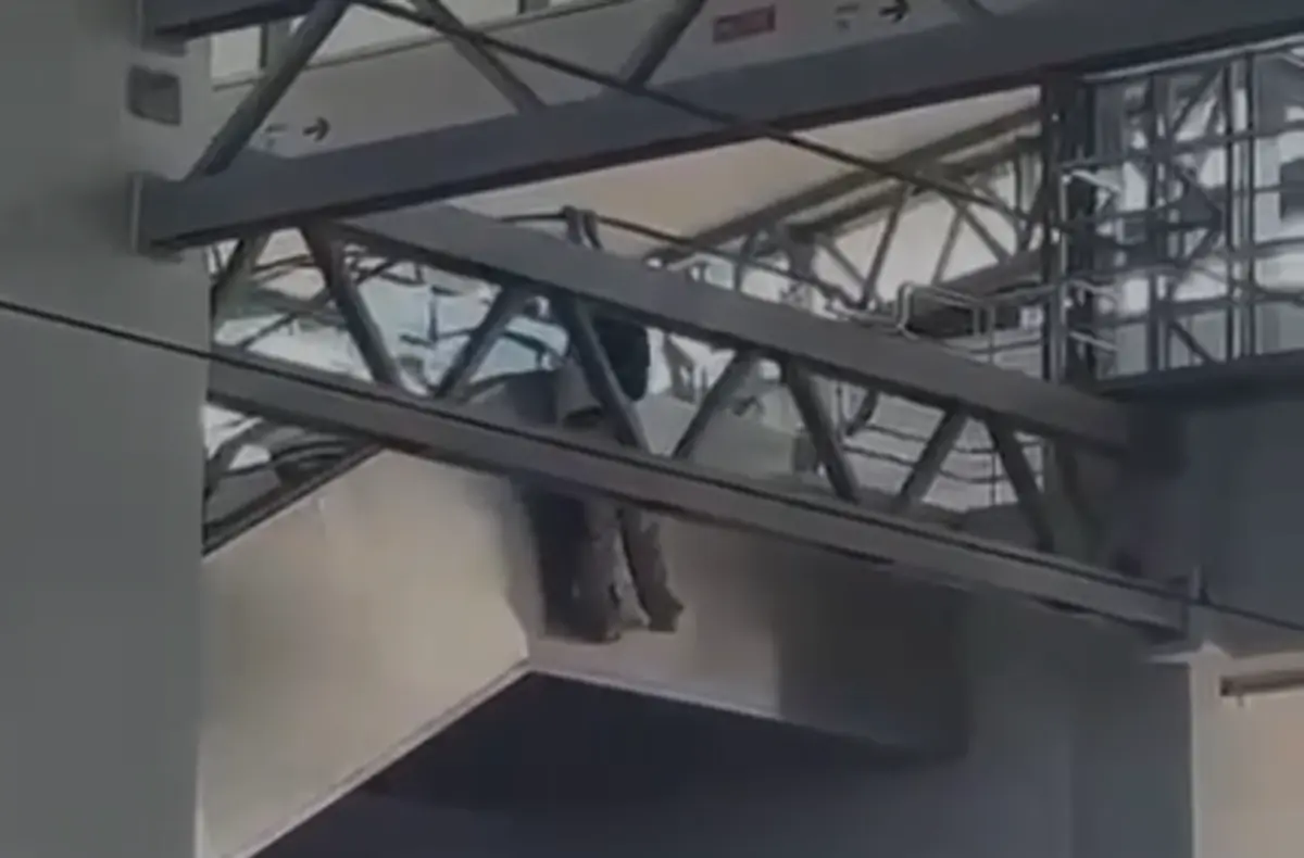 Jovem caiu de uma escada rolante