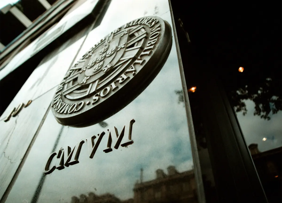 Contactos fraudulentos estão a ser feitos através de telefonemas, mensagens da aplicação "WhatsApp" e email