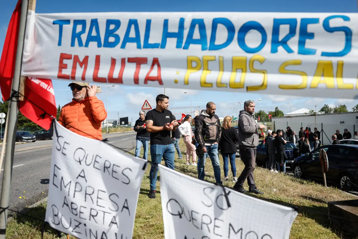 Trabalhadores à porta da Printer em protesto. Estão impedidos de entrar na empresa.