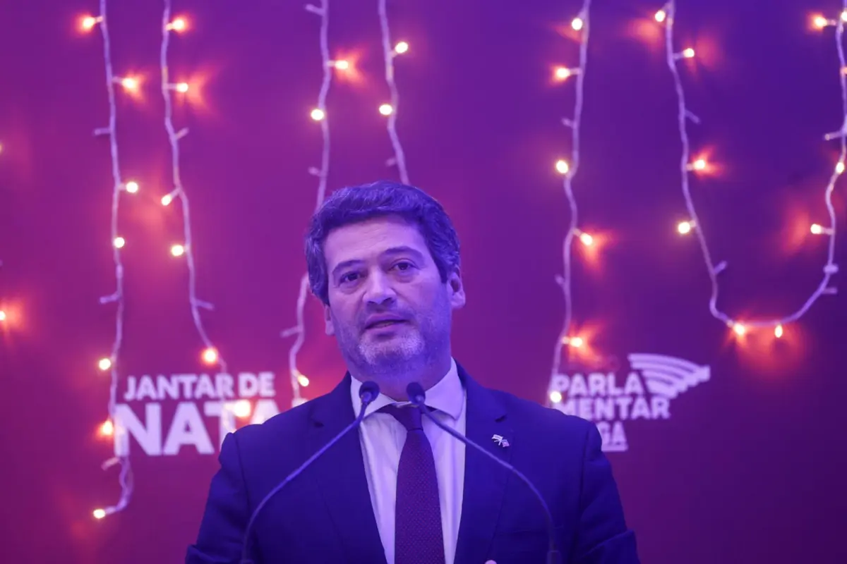 O presidente do Chega (CH), André Ventura, intervém durante o jantar de Natal do grupo parlamentar do partido, na Assembleia da República, em Lisboa, 17 de dezembro de 2025. ANTÓNIO PEDRO SANTOS/LUSA