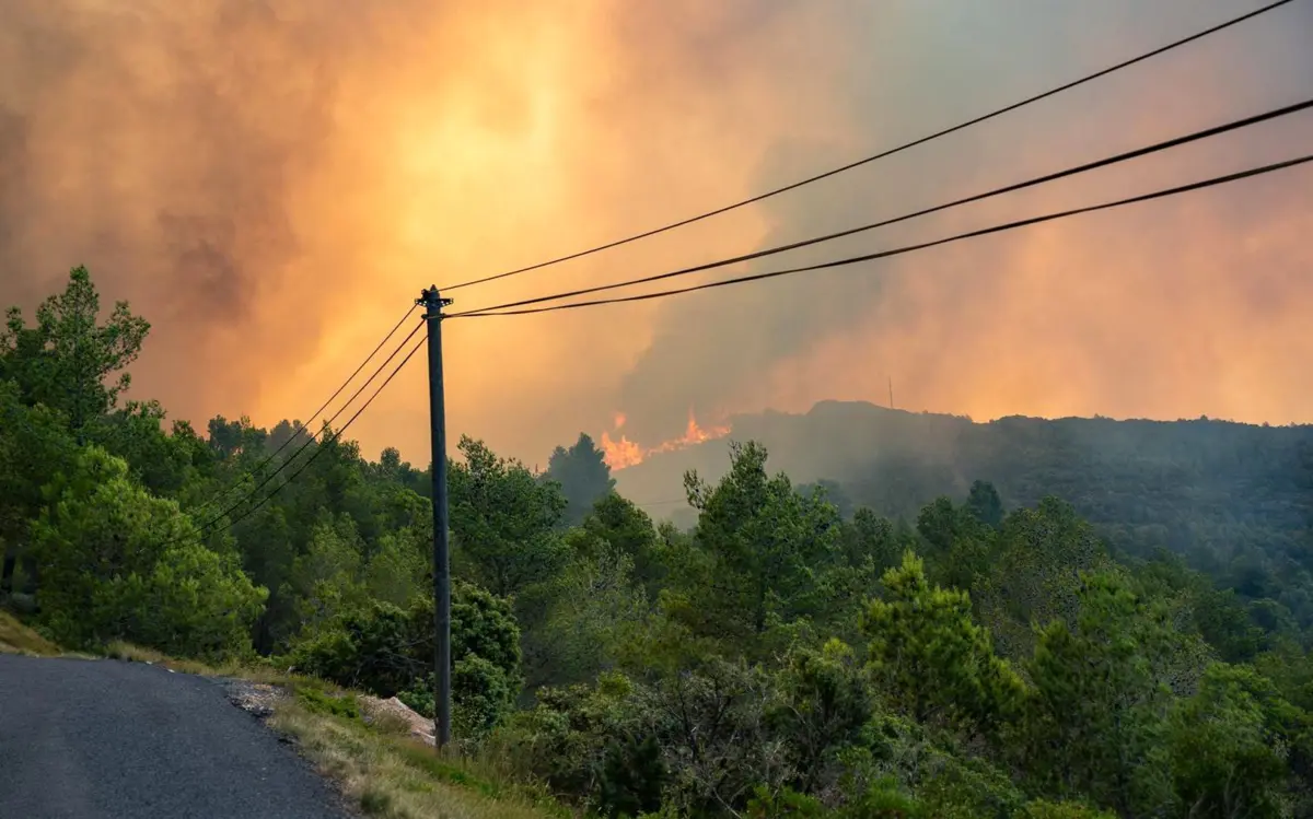 Onze bombeiros ficaram feridos