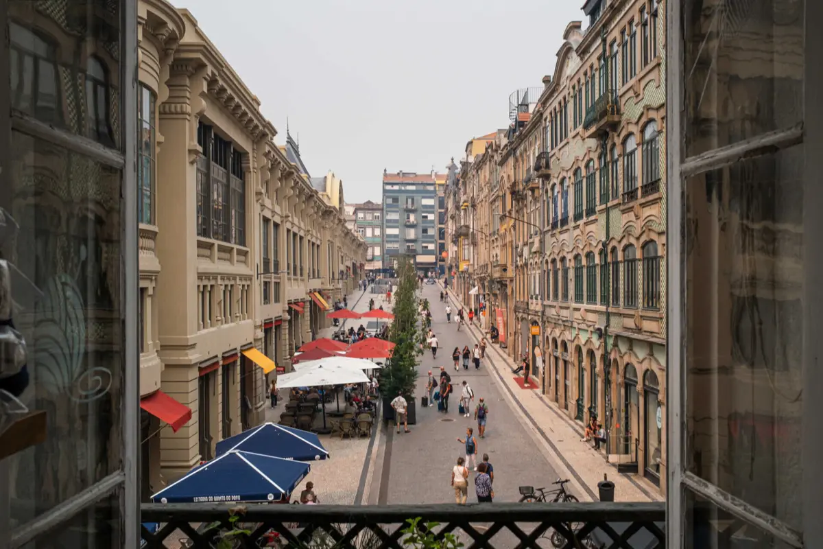 Rua de Alexandre Braga tem uma formidável âncora, que é o Mercado do Bolhão, mas os lojistas do exterior queixam-se da falta de clientes