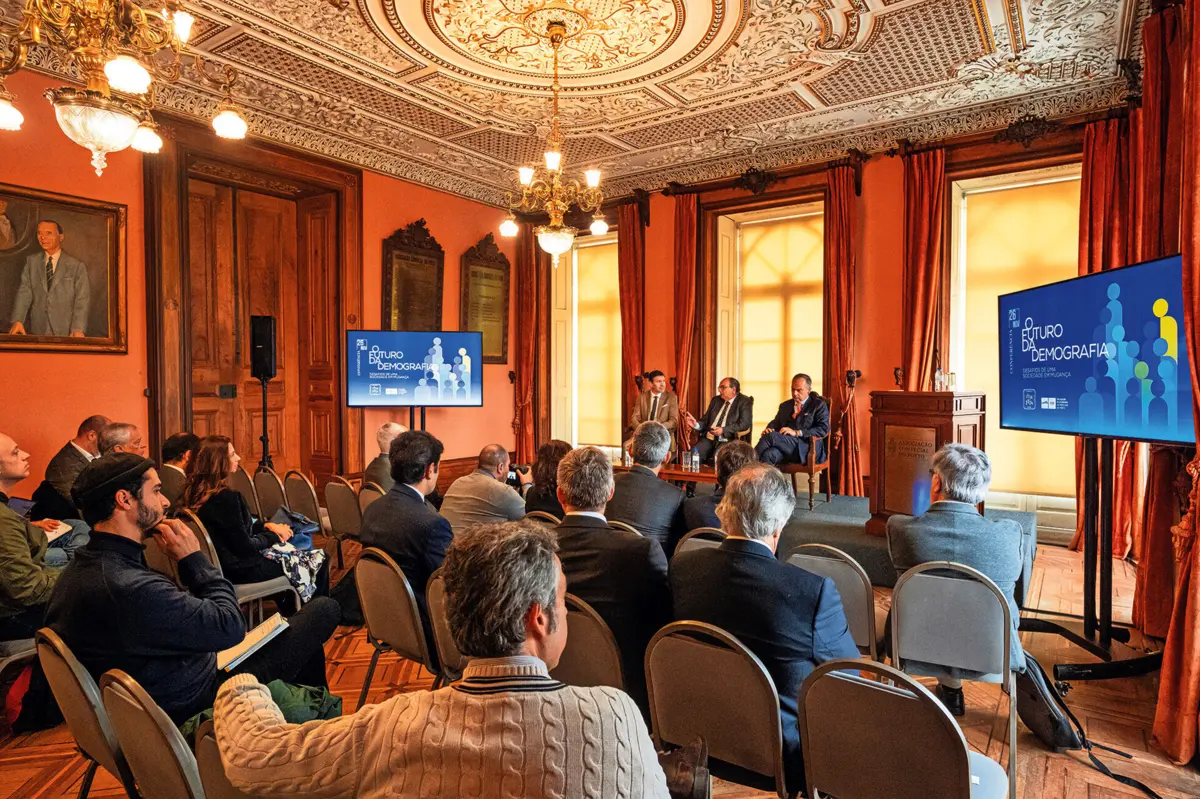 Academia, empresas e setor público devem unir-se na procura de soluções para enfrentar os desafios colocados pelo envelhecimento da população