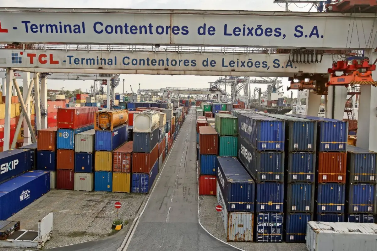 Contentores acumulam-se em vários portos, como o de Leixões