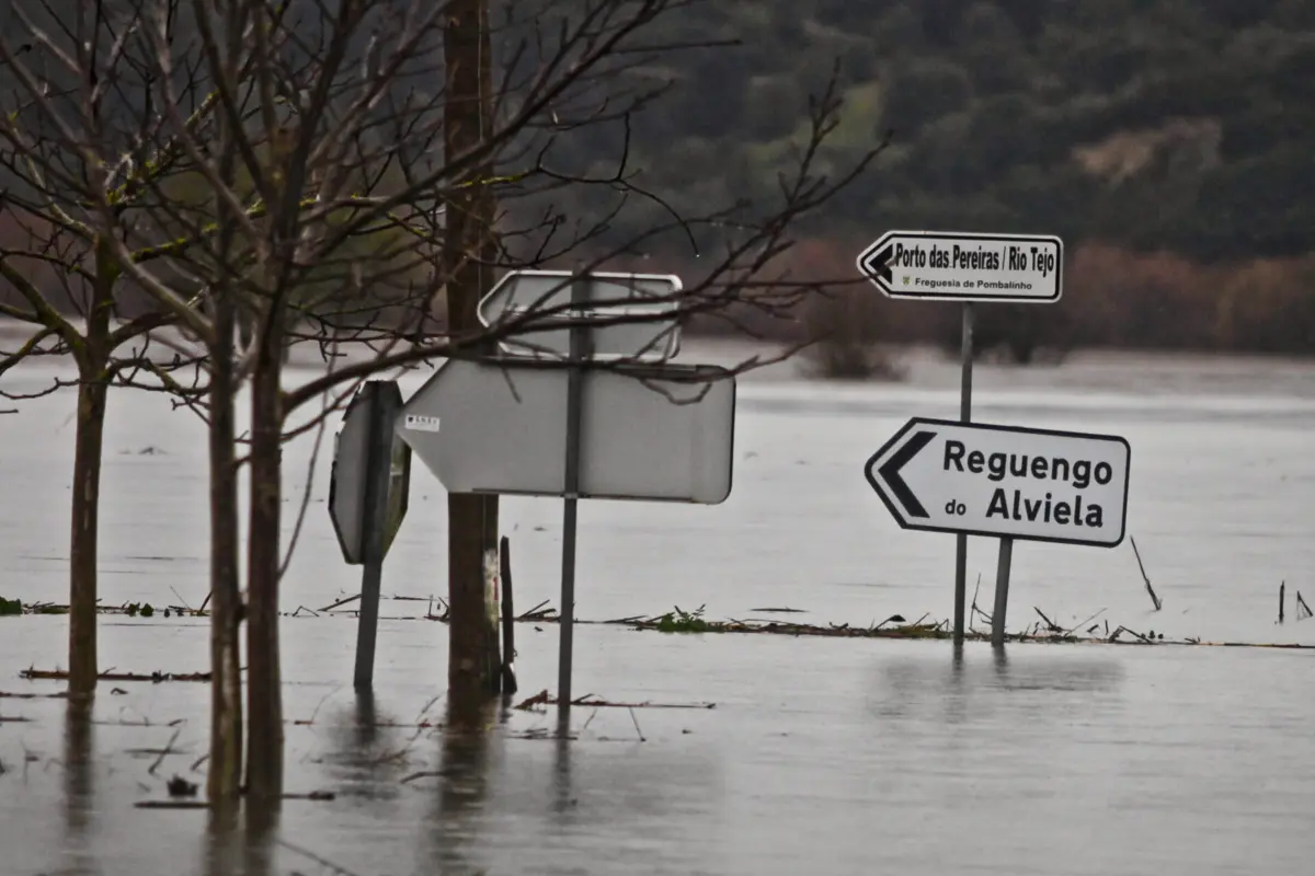 A Proteção Civil apelou à população para retirar equipamentos agrícolas, industriais e viaturas nas zonas inundáveis