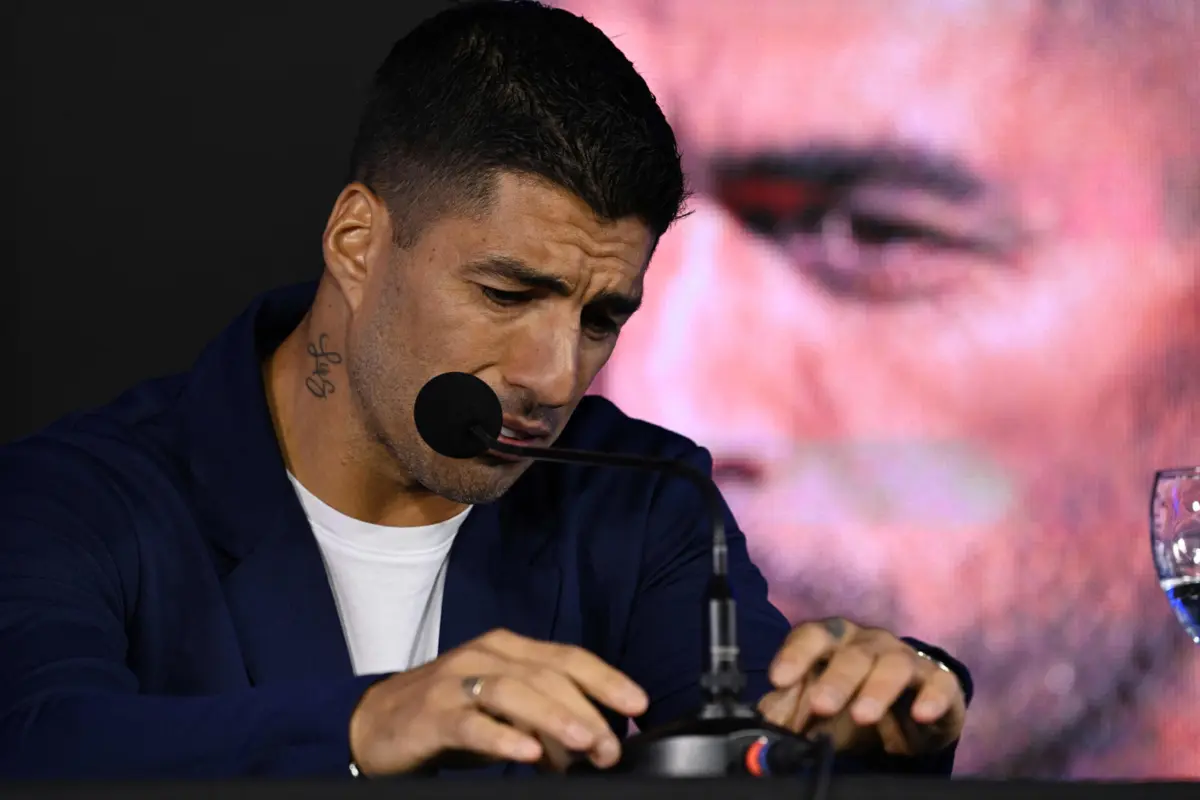 Suárez anunciou, em lágrimas, o adeus à seleção do Uruguai
