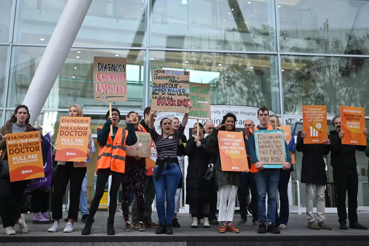 Médicos internos protestam salário de 14 libras por hora, valor similar ao recebido por um barista de cafetaria.