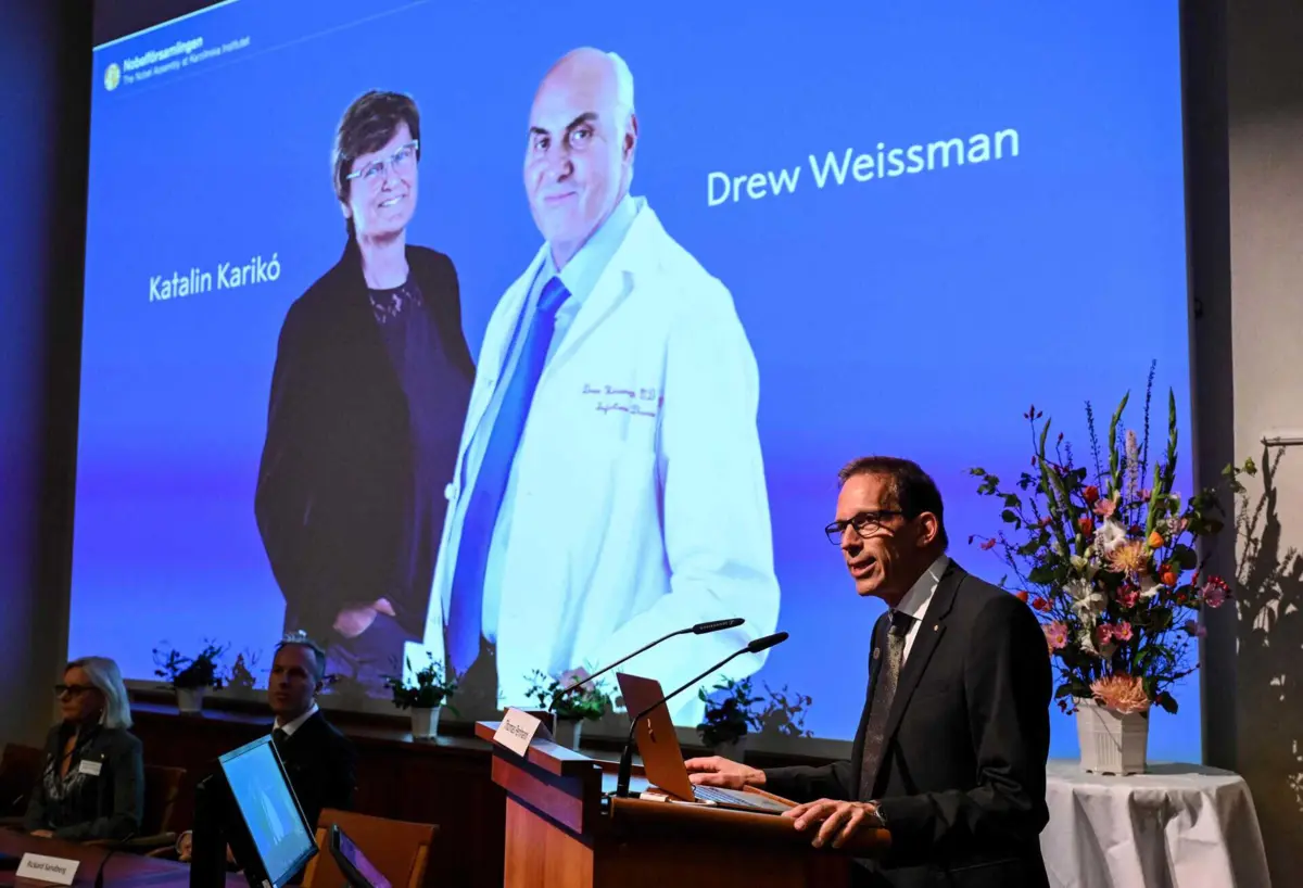 Thomas Perlmann apresenta os premiados com o Nobel da Medicina, Katalin Karikó e a Drew Weissman