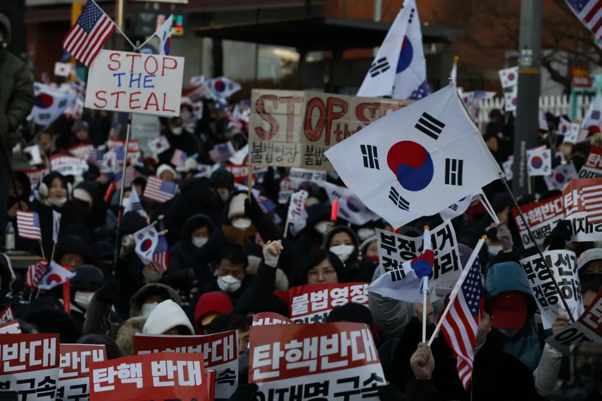 Os meios de comunicação social estatais da Coreia do Norte noticiaram a destituição do presidente sul coreano, Yoon Suk-yeol, apenas a 16 de dezembro