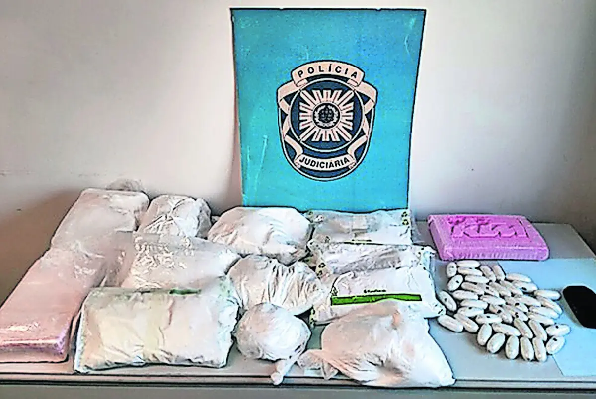 PJ apreendeu 11 quilos de cocaína, um de MDMA e 100 gramas de haxixe. Viatura usada nas viagens tinha um compartimento secreto, no lugar do airbag do passageiro, para esconder a cocaína