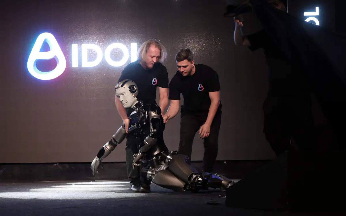 Aidol, de startup russa com 14 funcionários, caiu durante apresentação no palco, em Moscovo.