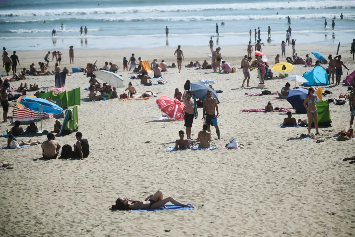 Praias têm estado cheias, num outono marcado por temperaturas de verão