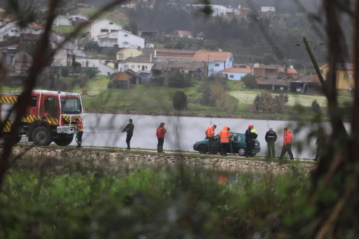 O carro foi avistado cerca das 8.30 horas por um popular