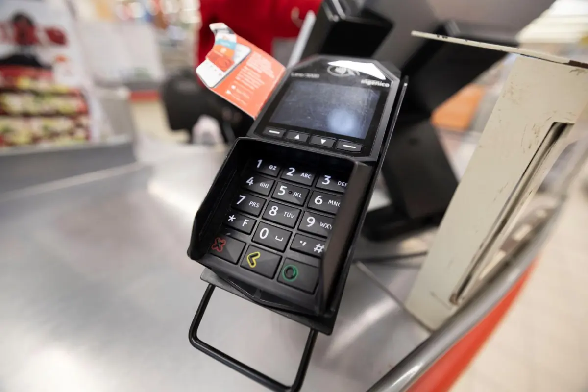 Mulher foi detida por suspeita de utilização indevida de cartão bancário na aquisição de vários bens