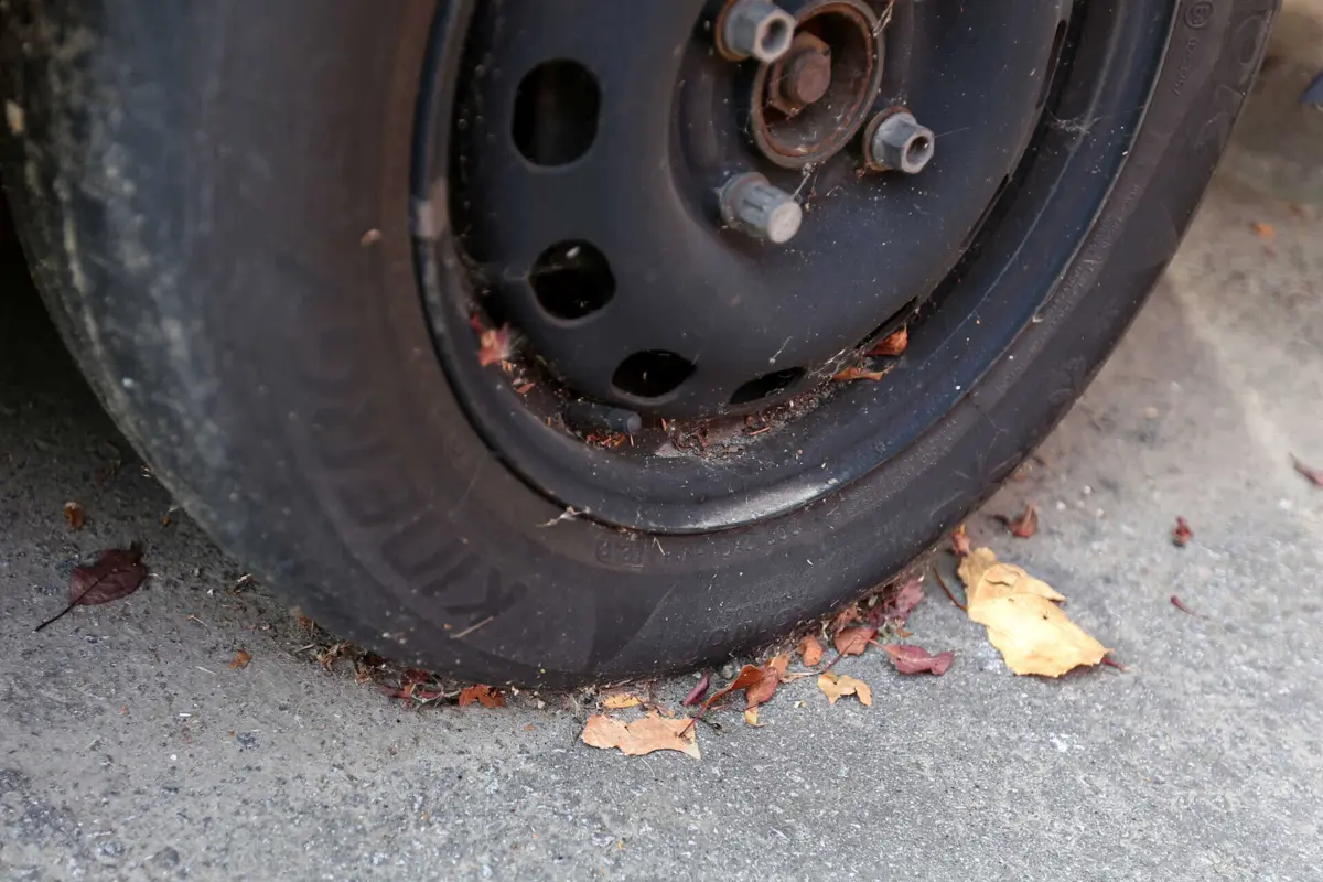 Homem furou os pneus durante uma saída de curta duração da prisão