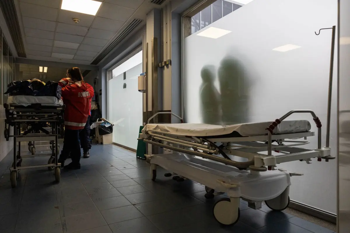 Imagem de contexto do artigo Bombeiros reúnem-se com Direção Executiva do SNS e INEM sobre retenção de macas nos hospitais