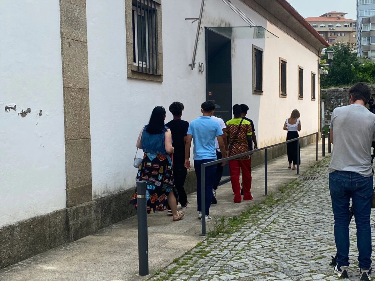 Jovens à entrada do DIAP de Penafiel