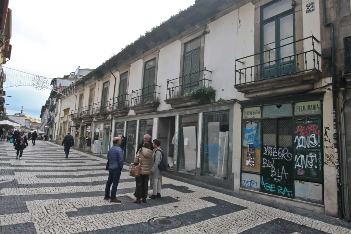 Há vários espaços devolutos entre a Praça Carlos Alberto e a Rua dos Bragas