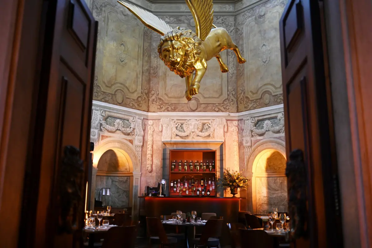 Uma das salas do palácio da Rua do Alecrim.