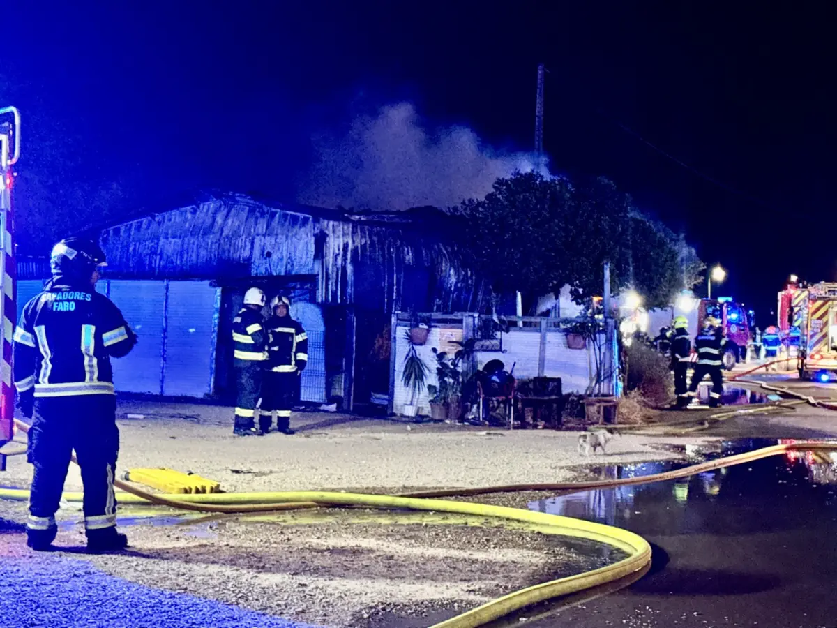 Às 23 horas, o incêndio ainda era combatido por cerca de 20 operacionais dos bombeiros de Faro, Olhão e São Brás de Alportel