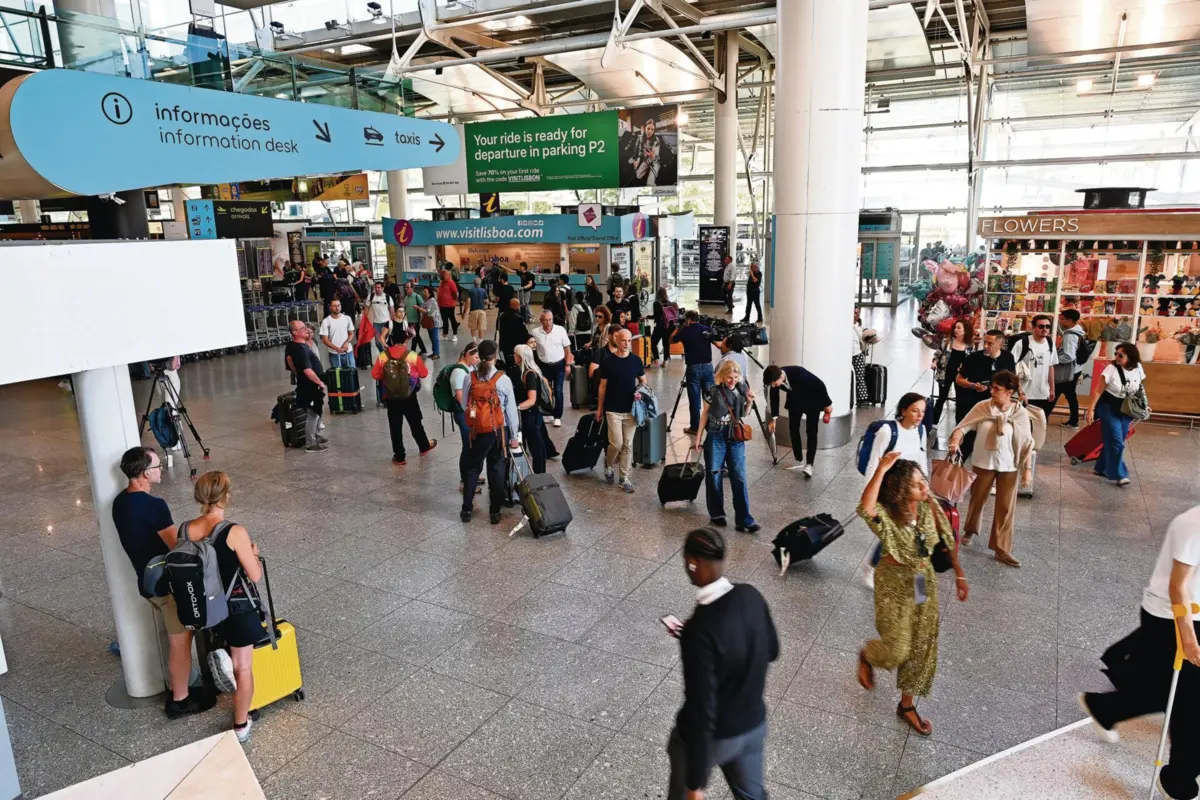 Passageiros fora do espaço Schengen e que necessitam passar pelo controlo de fronteira no aeroporto de Lisboa passaram de 2,3 milhões para cerca de 12 milhões