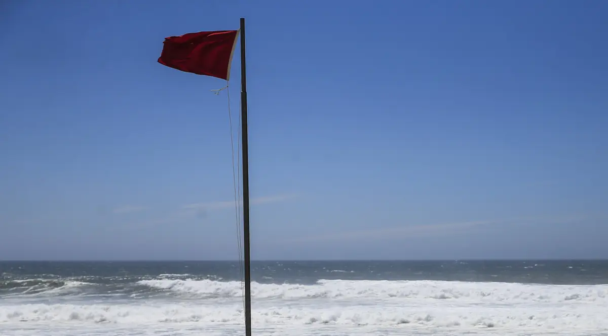 Estava hasteada bandeira vermelha na praia onde ocorreu o incidente