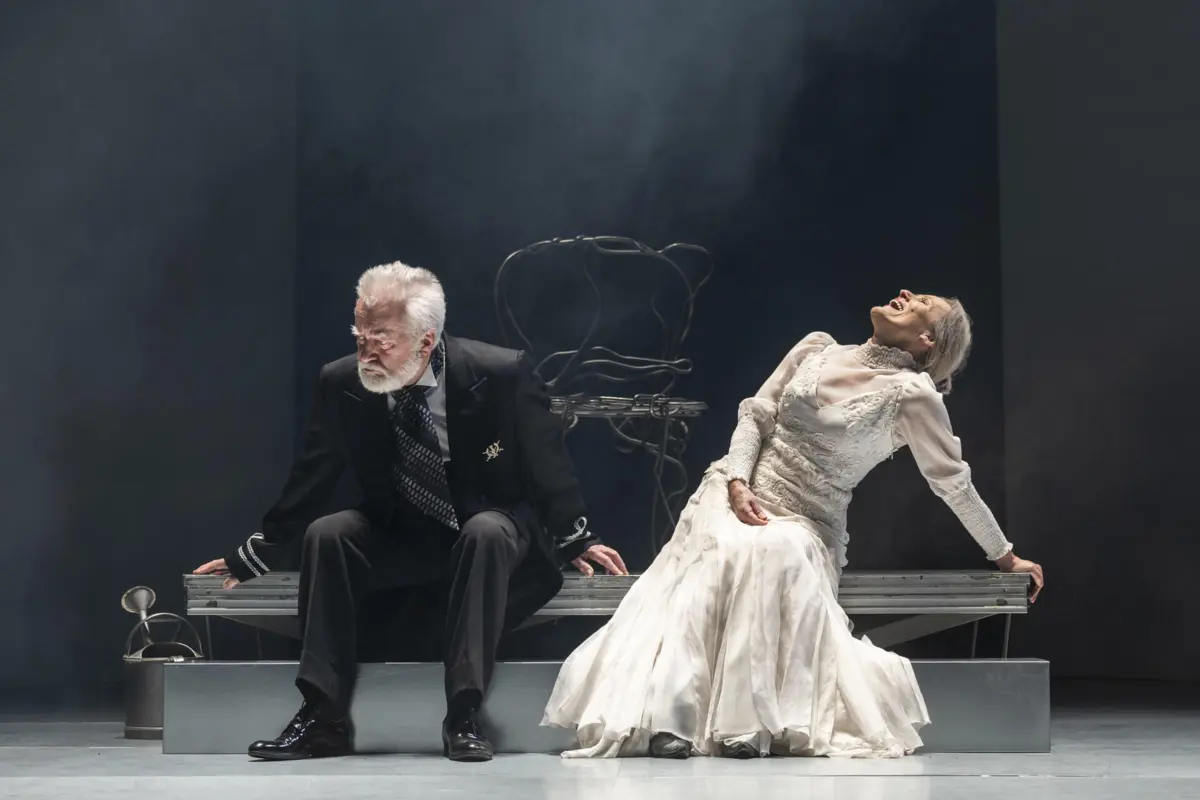 Uma rainha enlouquecida (Emília Silvestre) vive o estertor do reinado num palácio degradado em "O fim"