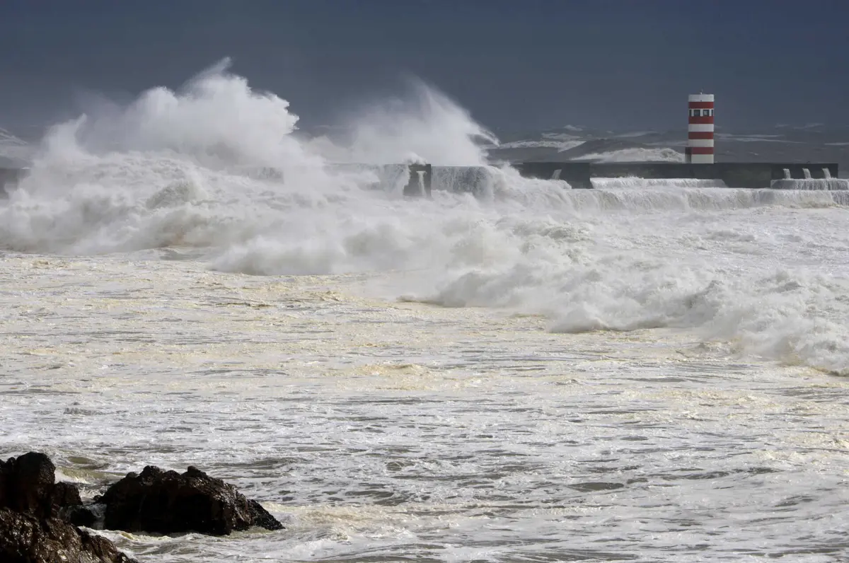 Há nove distritos sob aviso laranja devido à previsão de agitação marítima