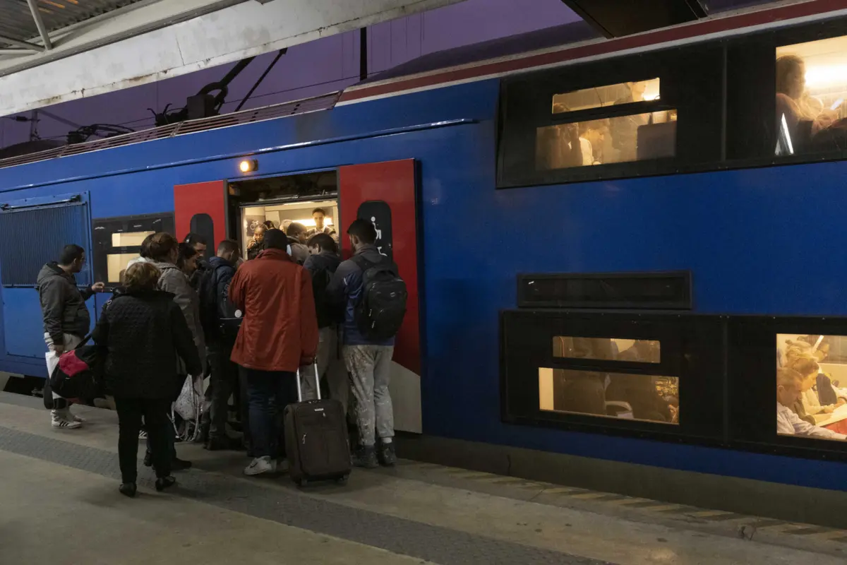 Utentes acusam a empresa de estar a disponibilizar comboios com um número insuficiente de carruagens