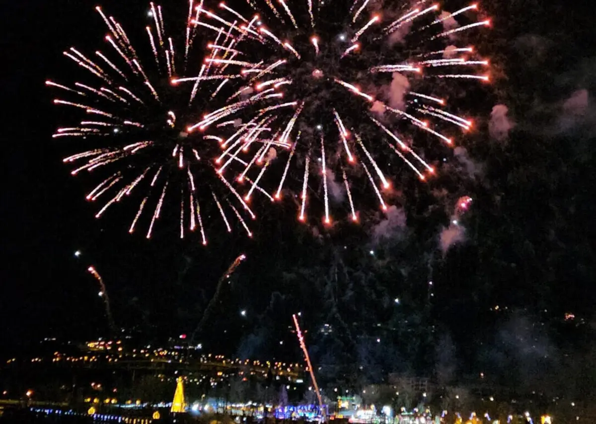À meia-noite, o céu iluminou-se de cores e formatos