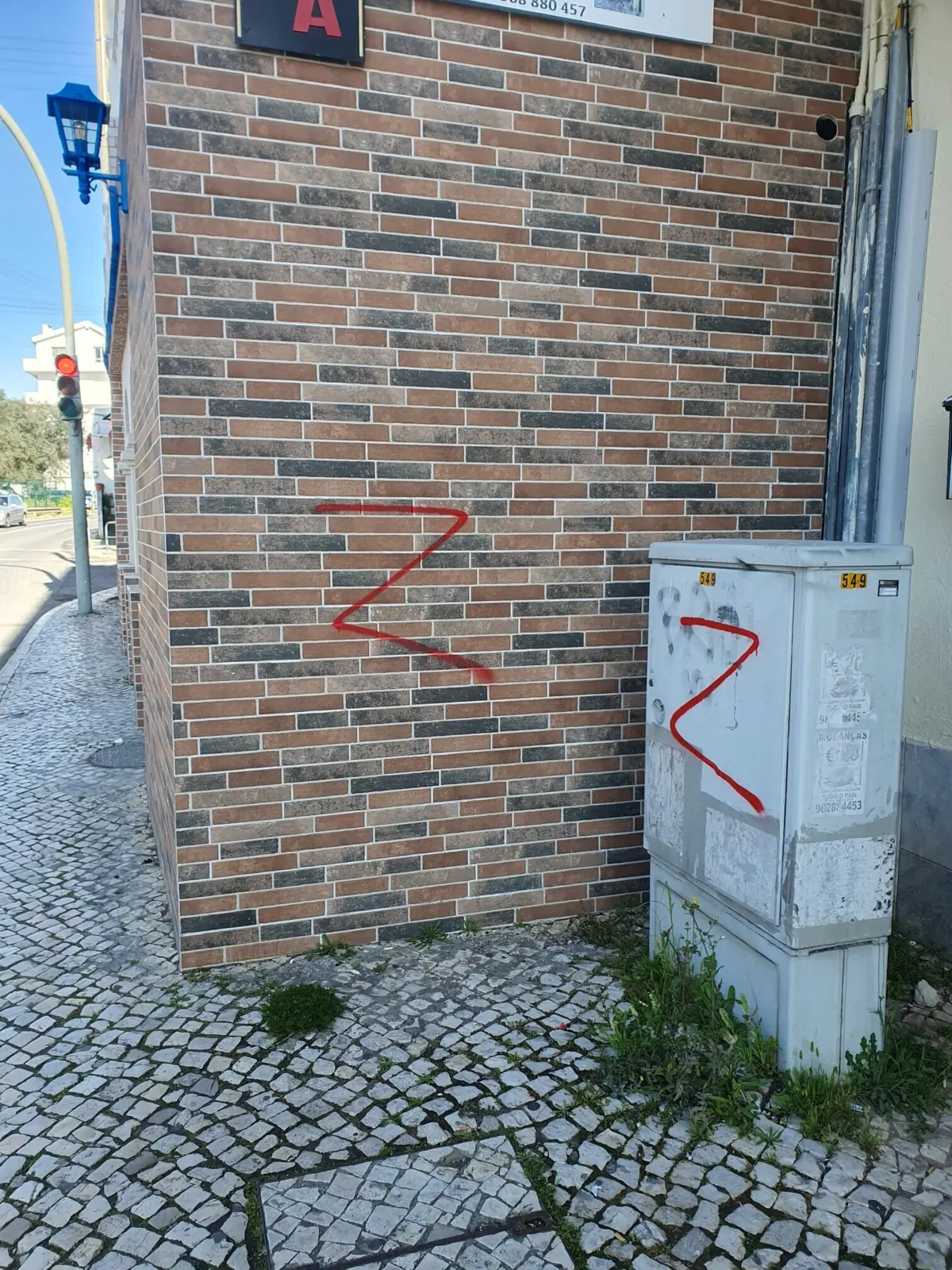 Foram grafitados símbolos associados à Rússia