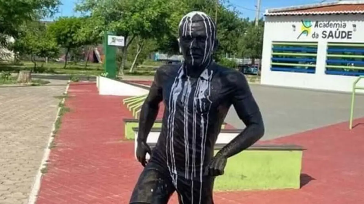 Estátua de Dani Alves voltou a ser vandalizada
