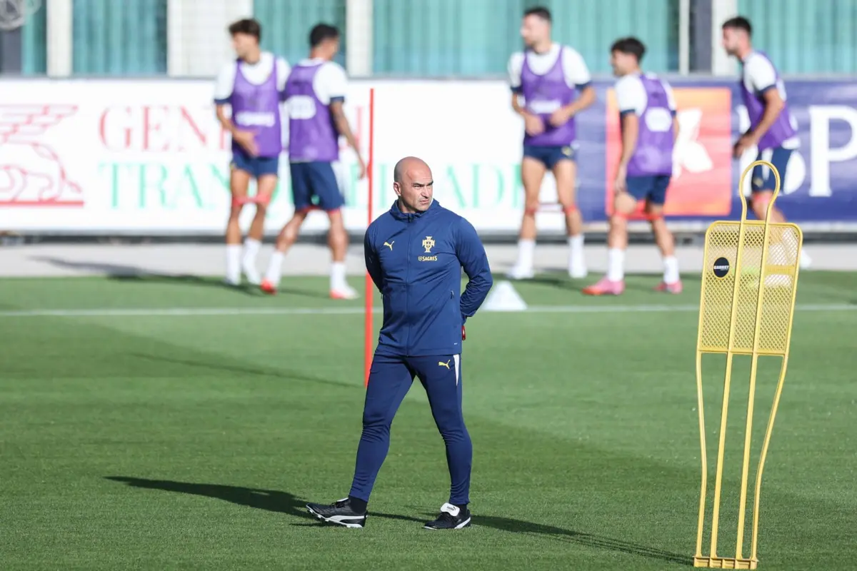 Martínez a orientar o treino da seleção nacional