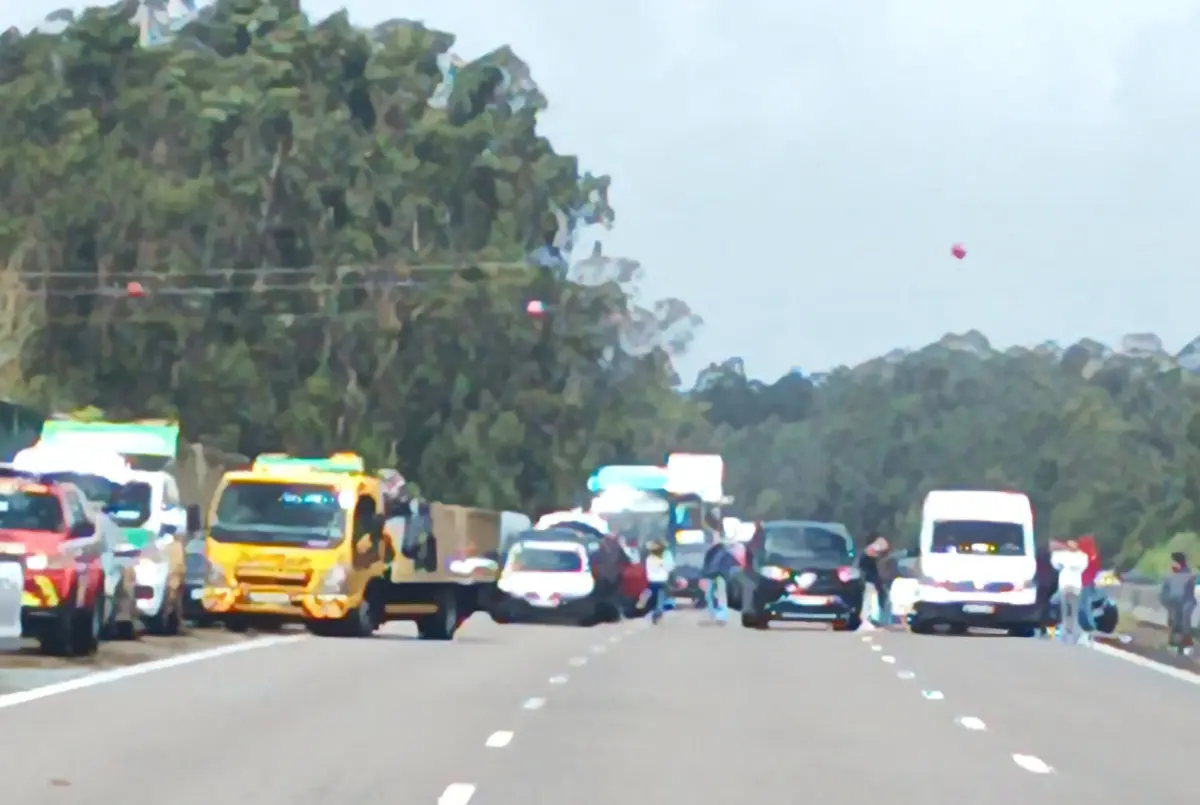 Há pessoas encarceradas nos veículos