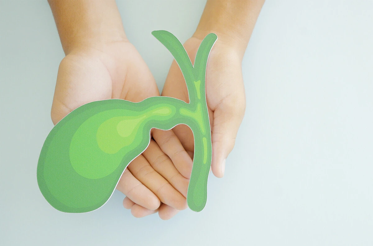 Os principais sintomas são: cansaço anormal e generalizado, comichão difusa pelo corpo que pode ser extrema ao ponto de impedir o descanso, manchas de hiperpigmentação na pele ou xantomas