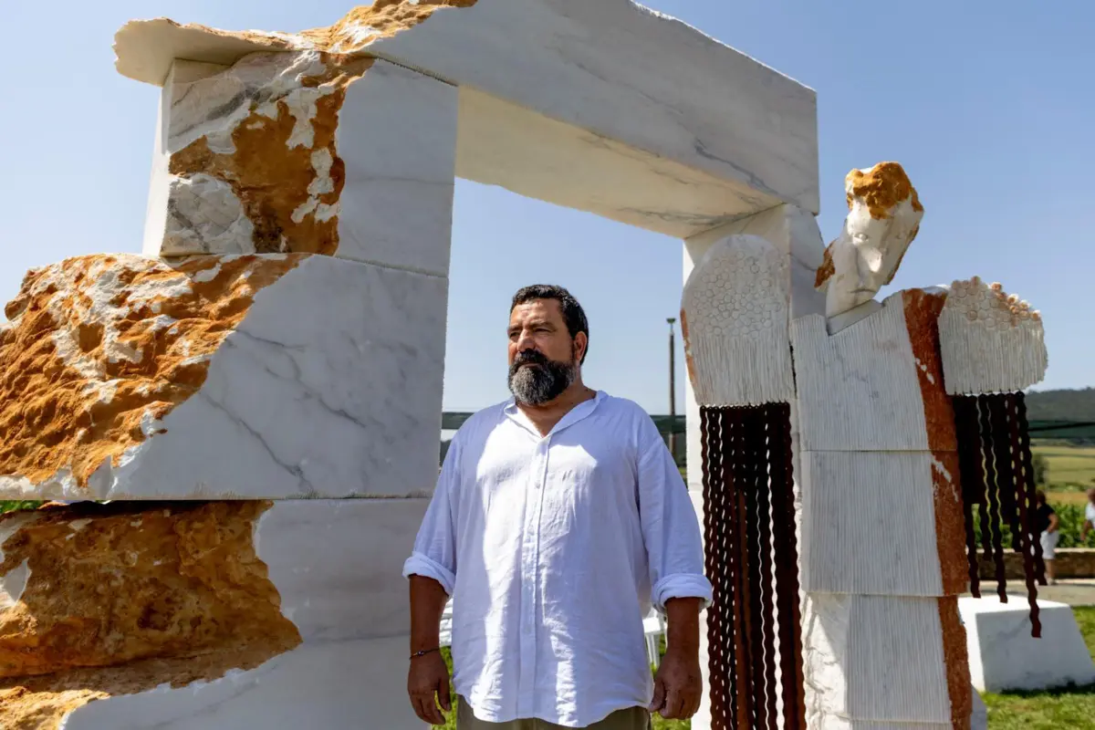 Escultor Carlos Rodrigues é o autor do monumento