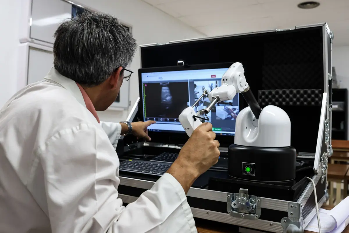 O equipamento consiste no manuseamento à distância de um braço robotizado