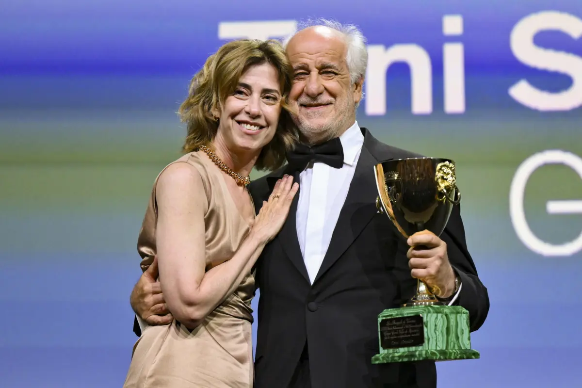 Com uma criação Armani, Fernanda Torres subiu ao palco para entregar a Taça Volpi ao ator Toni Servillo