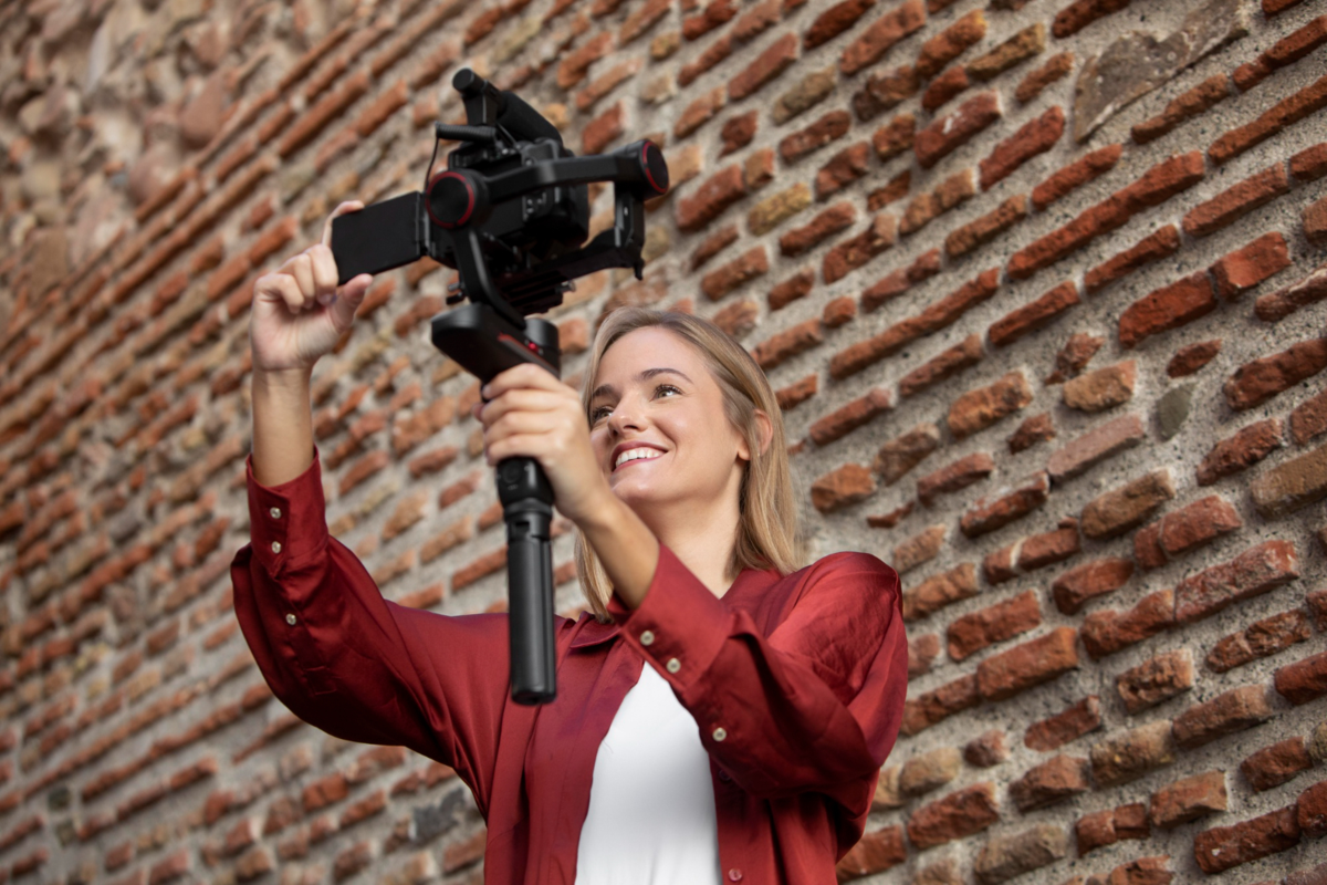 Entre o total de filmes que concorreram à 49.ª edição do festival, oriundos de 148 países, foram selecionados para competição 110 títulos e, desses finalistas, a maioria tem direção feminina