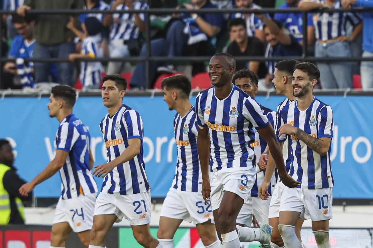 Tiago Djaló (ao centro) marcou na estreia pelo F. C. Porto