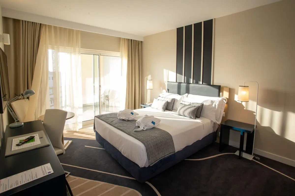 O hotel tem 354 quartos. É o maior a sul do Tejo.