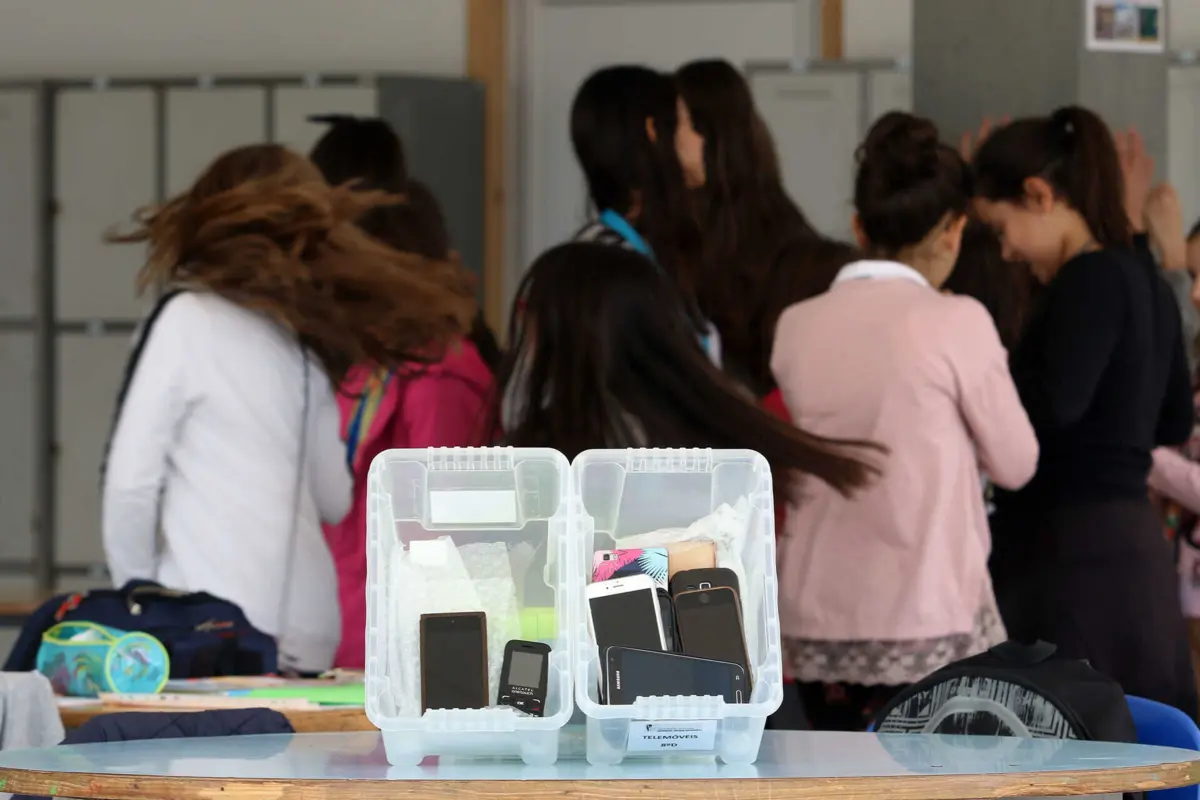 Especialistas dizem que proibir telemóveis nas escolas sem ouvir alunos não é solução